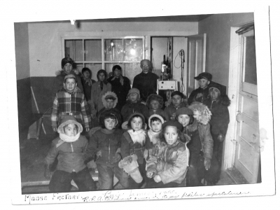 Cree children watching a movie
